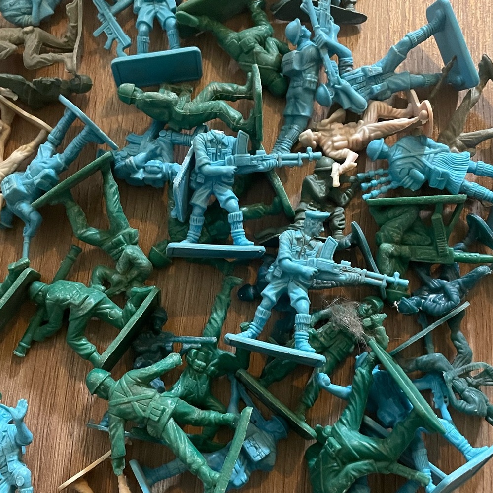 Classic Plastic Army Men Toy Soldiers - 40 Soldiers